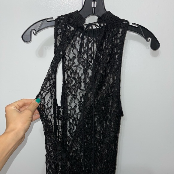 Lace  maxi dress with open back - Picture 3 of 8